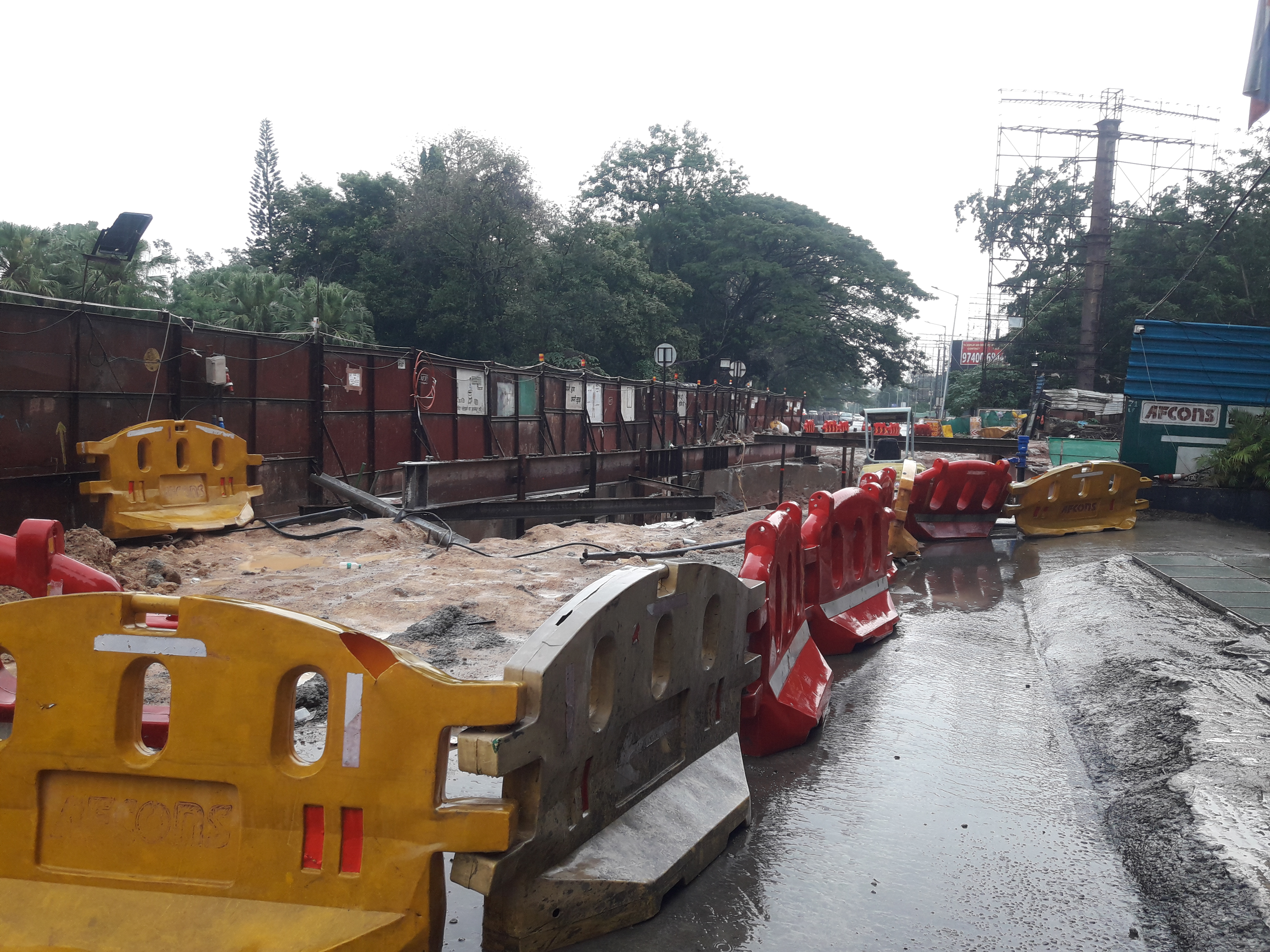 https://salarnews.in/public/uploads/images/newsimages/maannewsimage11122024_110758_UG metro work underway.jpg